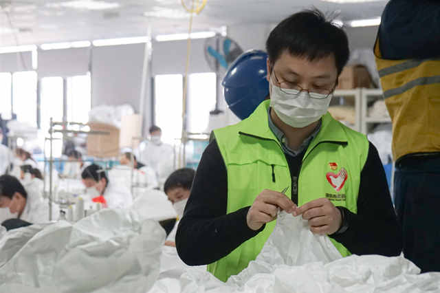 青春戰(zhàn)疫｜一天剪近千件衣服線頭！他們?yōu)橐咔榍熬€“戰(zhàn)士”做“戰(zhàn)袍”