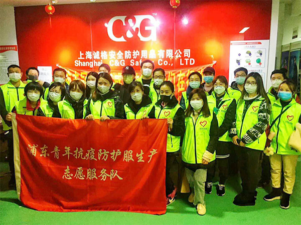 攜手戰(zhàn)“疫”，逆風而上，上海志愿者助力抗疫防護服生產(chǎn)