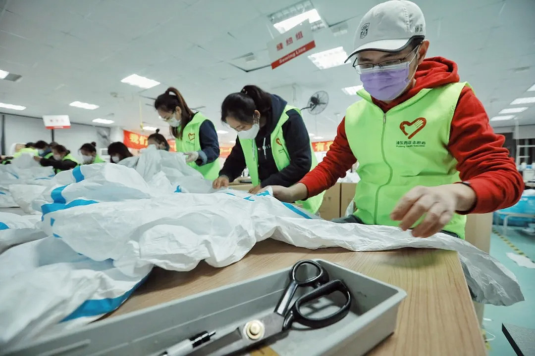 2.jpg這些“守護(hù)者”們在上海誠格干了件大事！——20天，750人次，經(jīng)手近4萬件防護(hù)服！